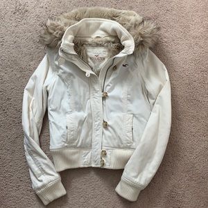 Hollister Fur lined Hoodie coat. Size M in great condition!